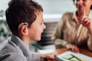 Audífonos para sordos: ¿Cuál es el nombre correcto?
